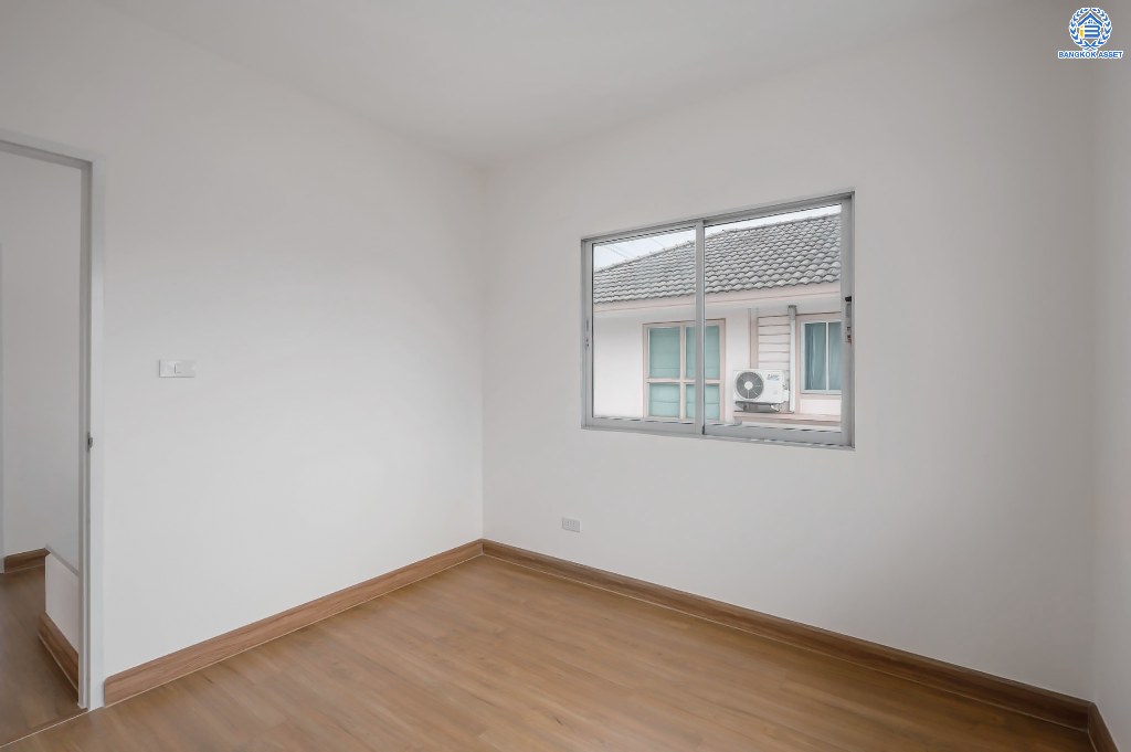 บ้านมือสองตกแต่งใหม่ โครงการ พฤกษ์ลดา พุทธสาคร หลังริม เนื้อที่ 54.50 ตร.ว. ฟังก์ชัน 3 ห้องนอน 2 ห้องน้ำ 2 ที่จอดรถ สภาพแวดล้อมโครงการร่มรื่น บนทำเลเดินทางสะดวก ติดถนนพุทธสาคร เชื่อมต่อถนนเพชรเกษม ถนนพุทธมณฑลสาย4 ถนนบรมราชชนนี ใกล้รถไฟฟ้าสายสีน้ำเงิน "สถานีหลักสอง"